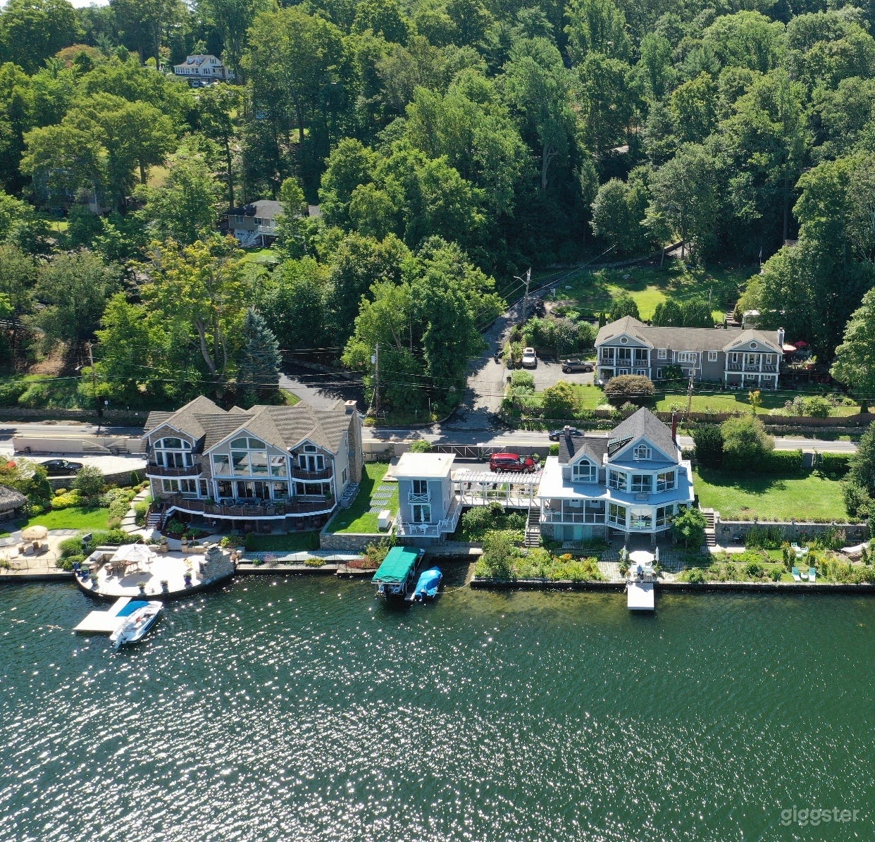 Beautiful lake house and big backyard Photo 3