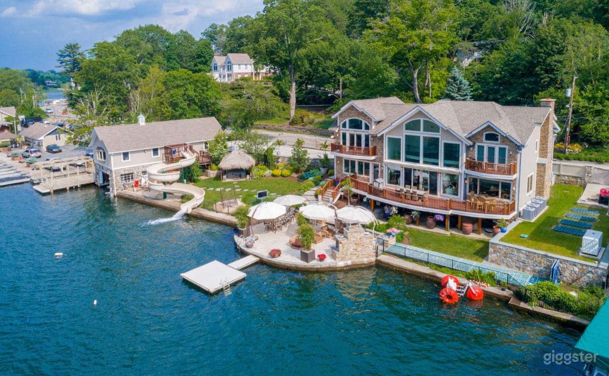 Beautiful lake house and big backyard Photo 2