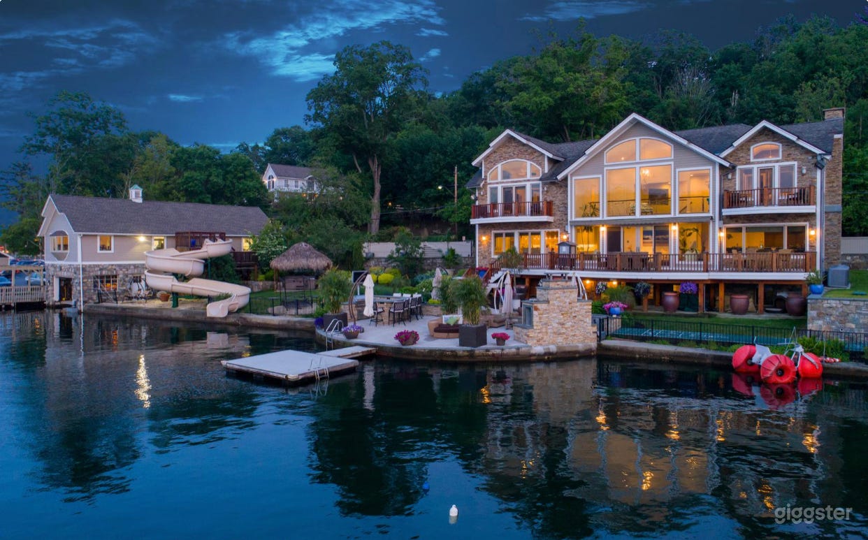 Beautiful lake house and big backyard Photo 1