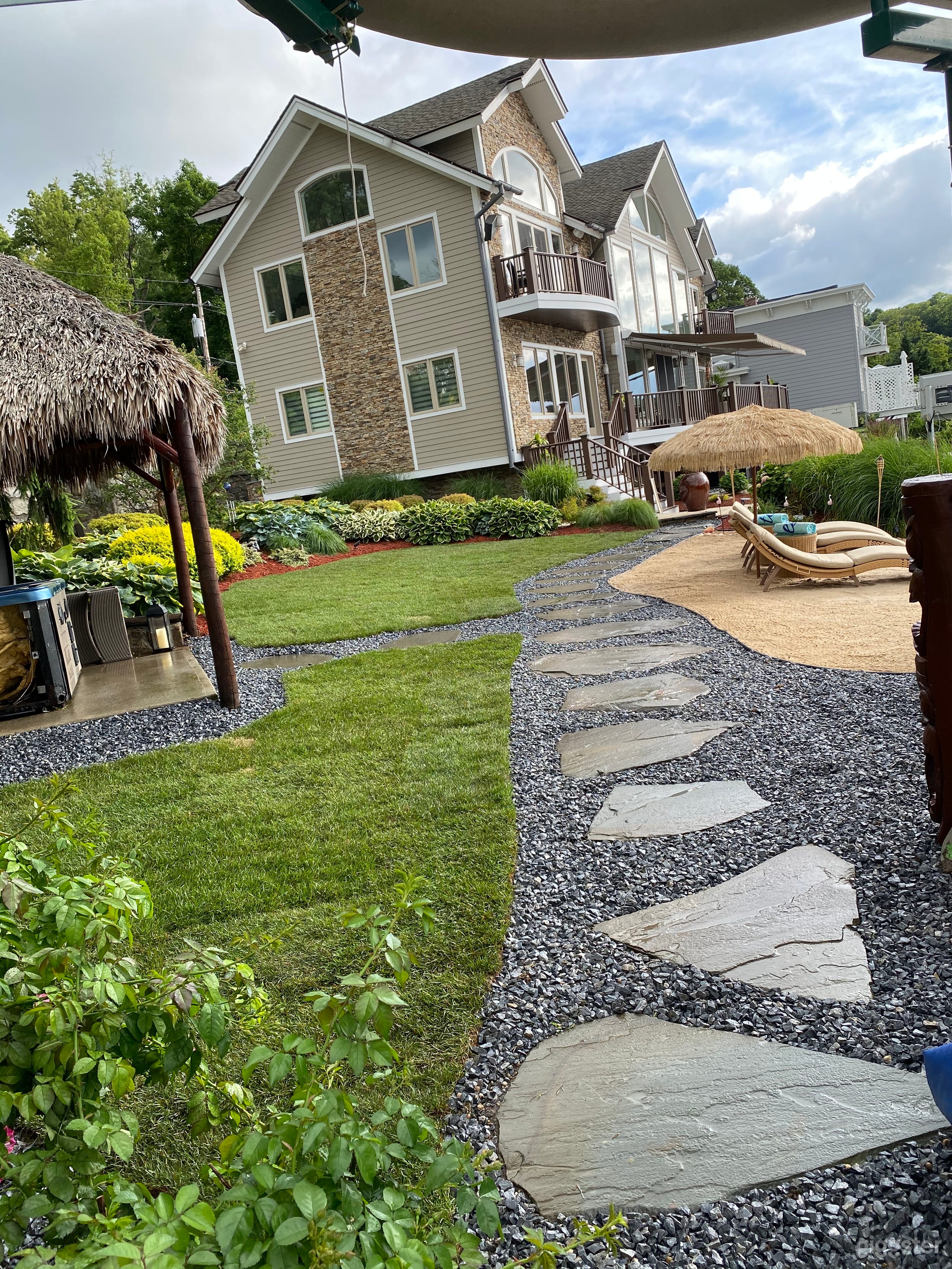 Beautiful lake house and big backyard Photo 4