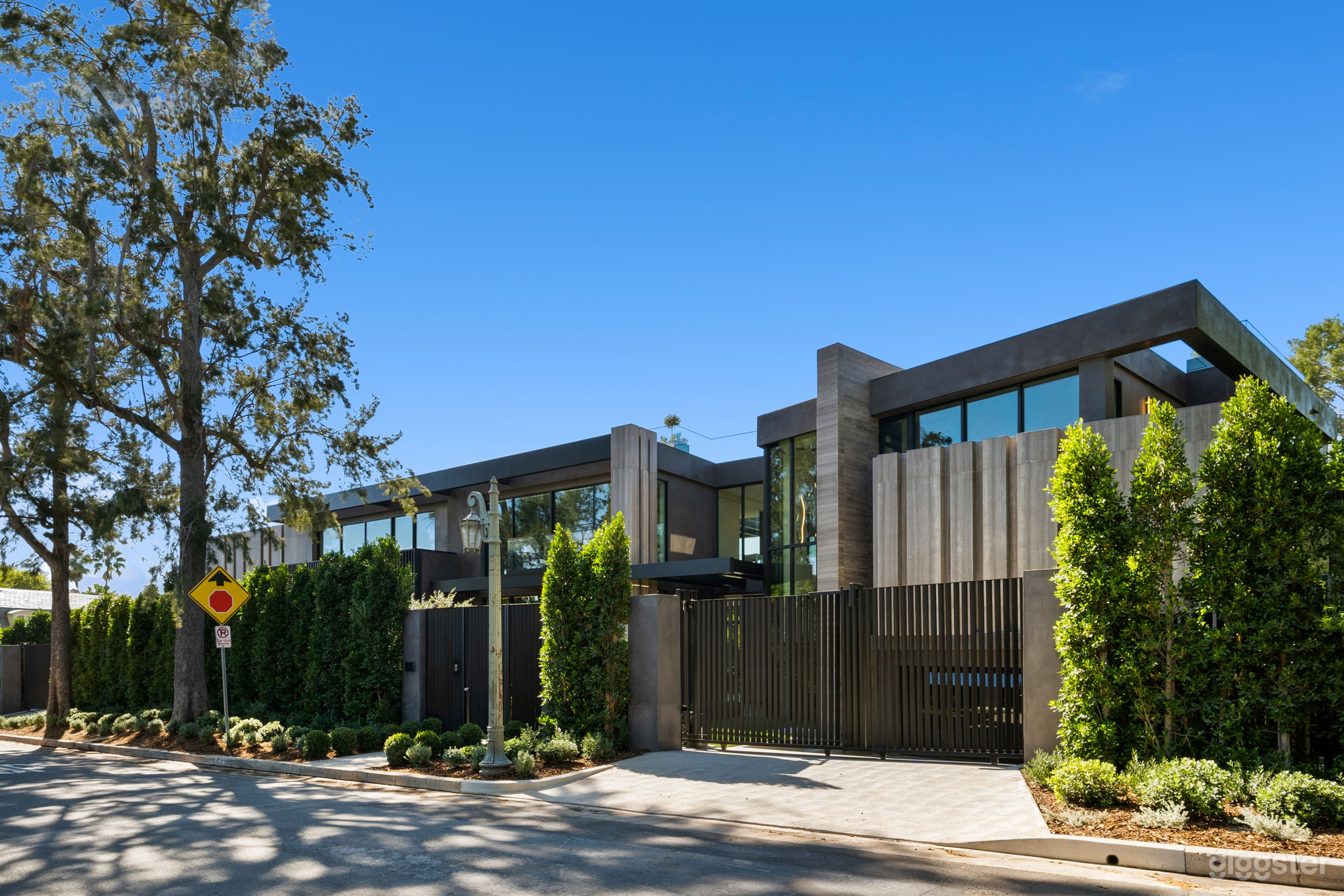 FAIRING VILLA: HOLLYWOODS PREMIER VENUE  Photo 4