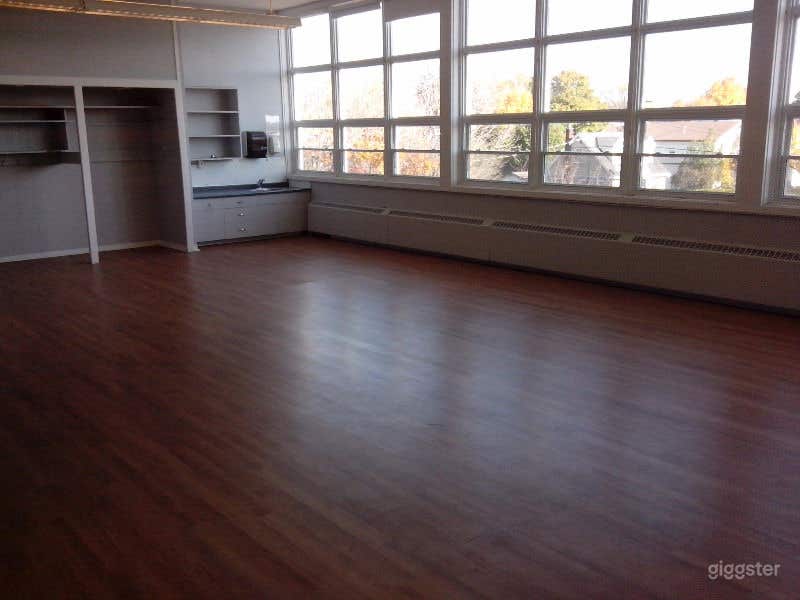 Large Bright High Ceiling Office Space Photo 4