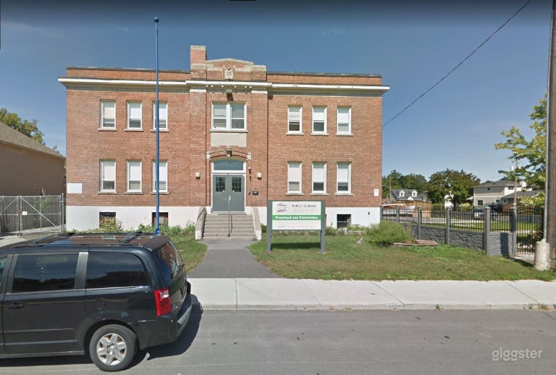 Large Bright High Ceiling Office Space Photo 3