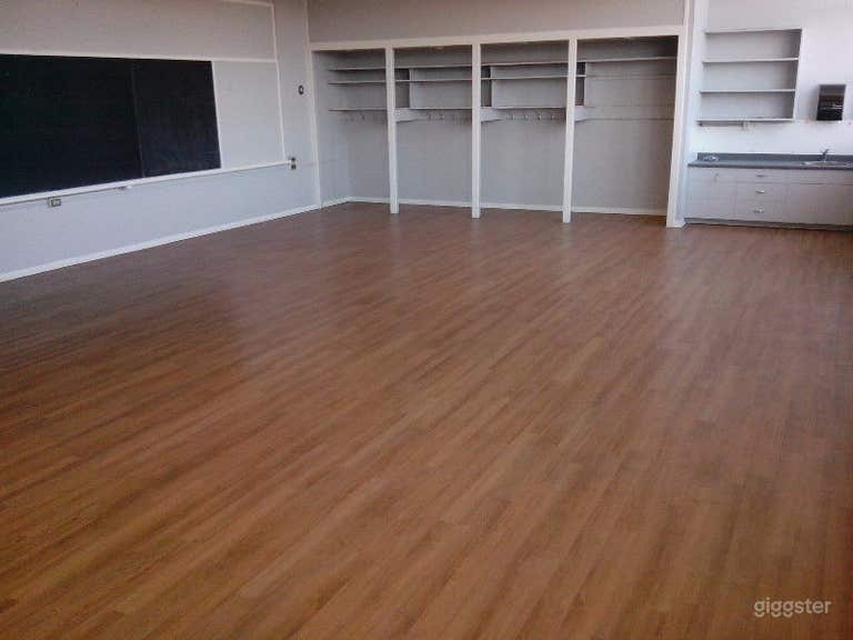  Large Bright High Ceiling Office Space 