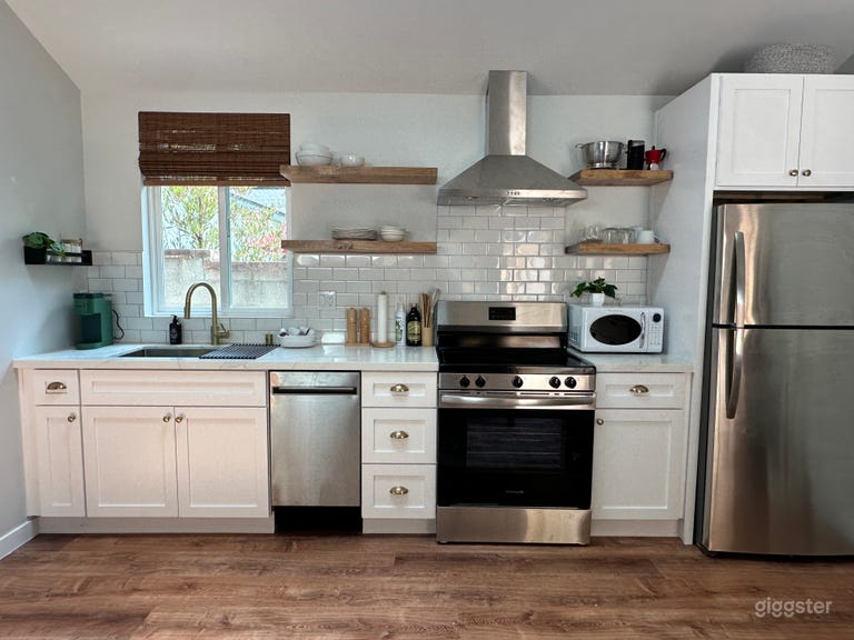  BRAND NEW kitchen and studio with high ceilings 