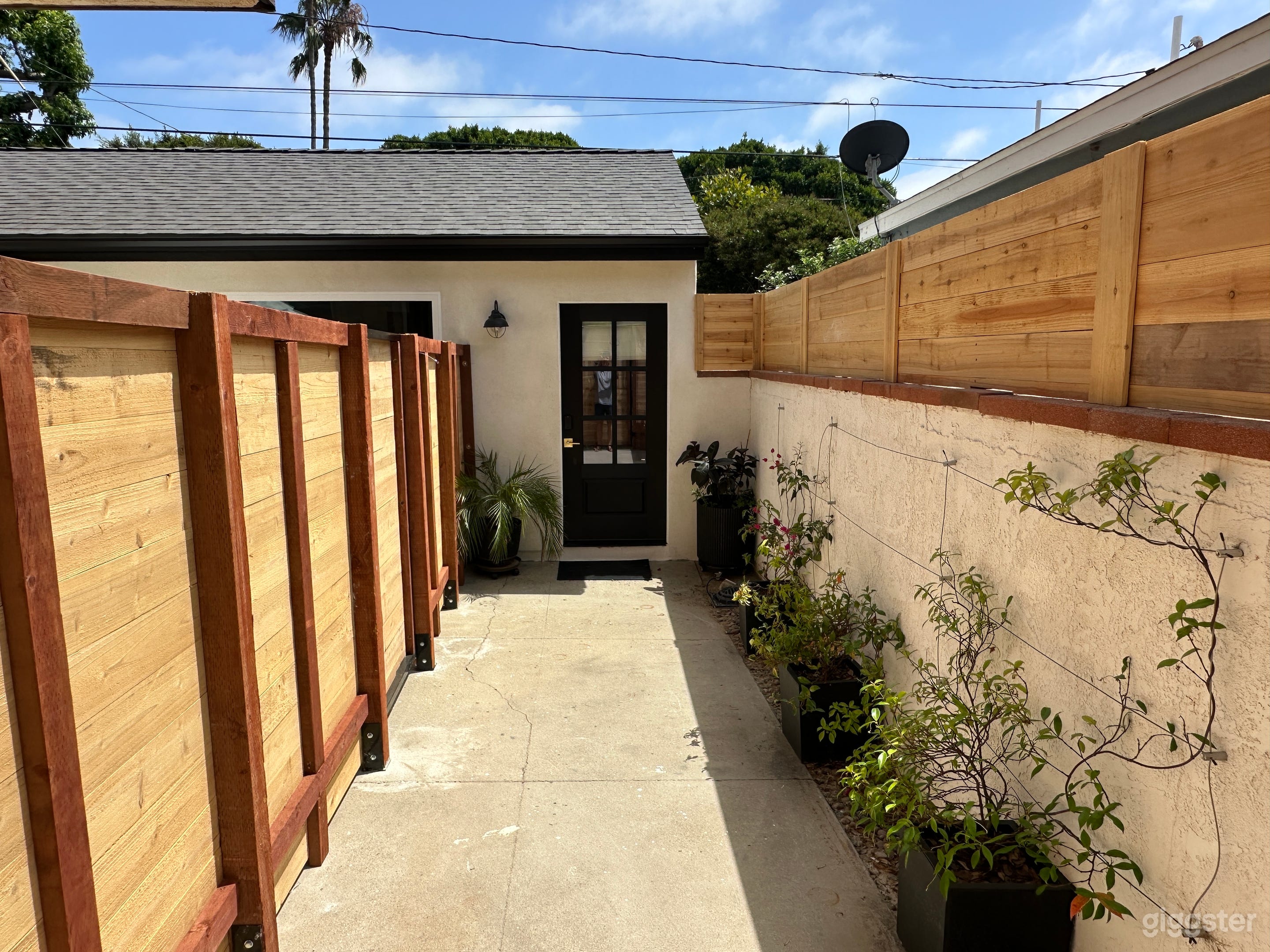 BRAND NEW kitchen and studio with high ceilings Photo 4