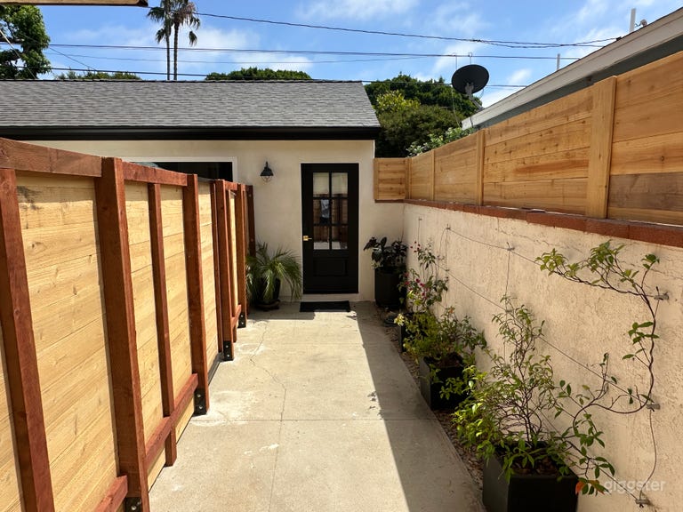  BRAND NEW kitchen and studio with high ceilings 