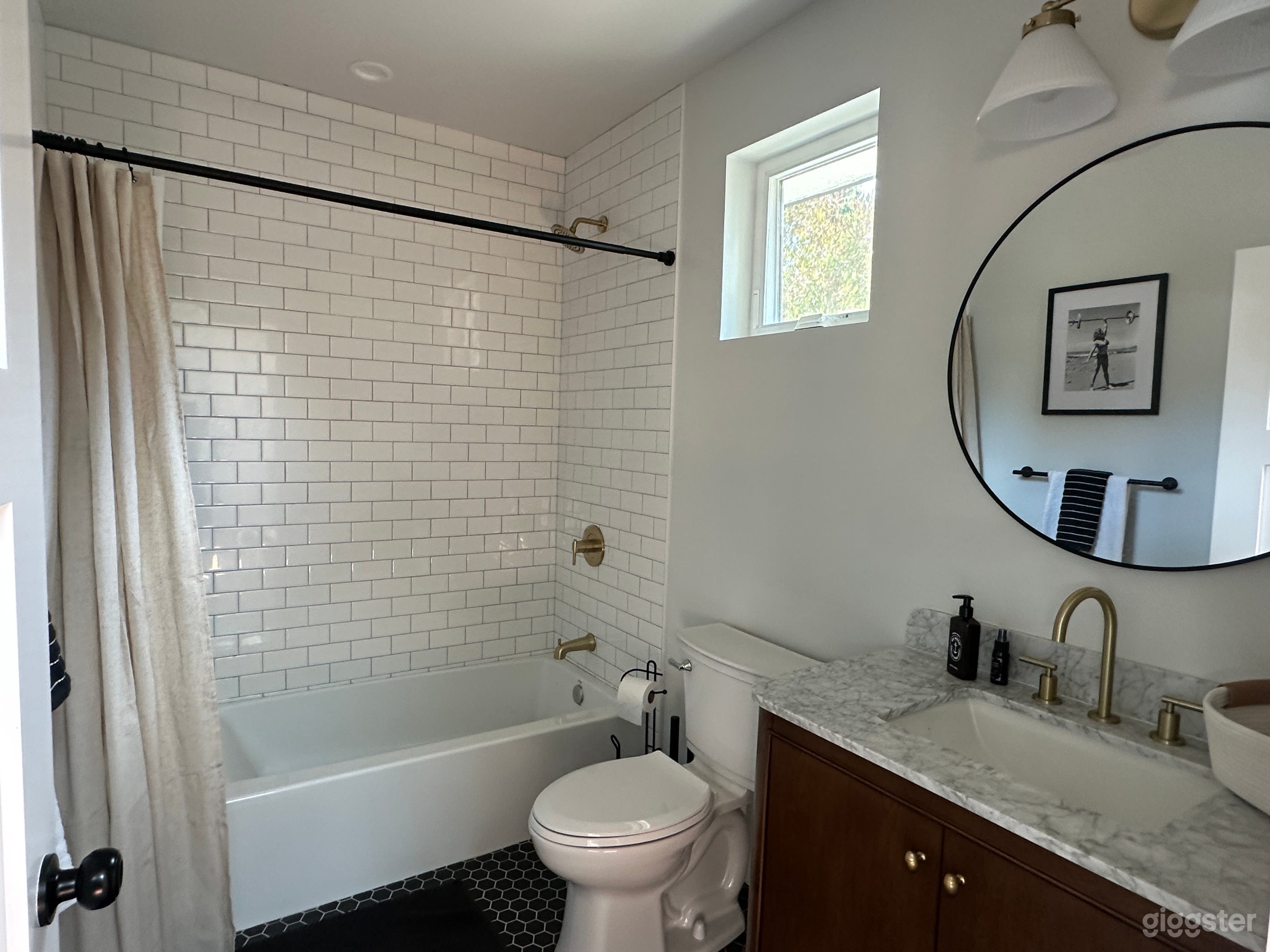 BRAND NEW kitchen and studio with high ceilings Photo 3