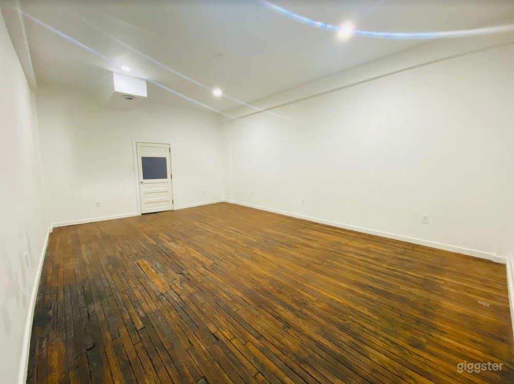 Medium Sized Vacant Room for Events in Des Moines Photo 3