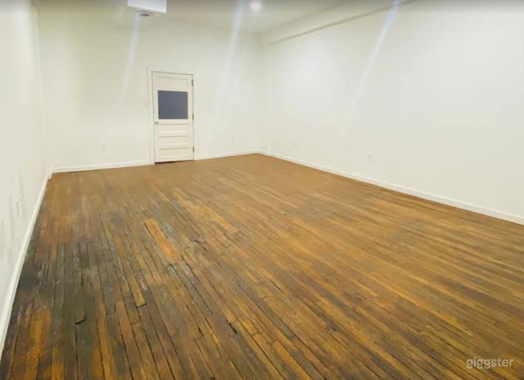Medium Sized Vacant Room for Events in Des Moines Photo 2