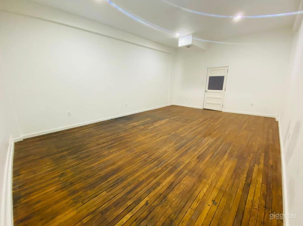Medium Sized Vacant Room for Events in Des Moines Photo 1