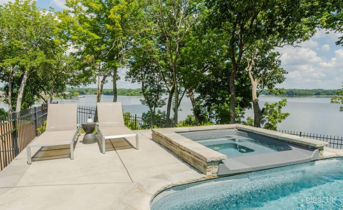 Stunning Pool &amp; Hot Tub Overlooking the Lake Photo 1