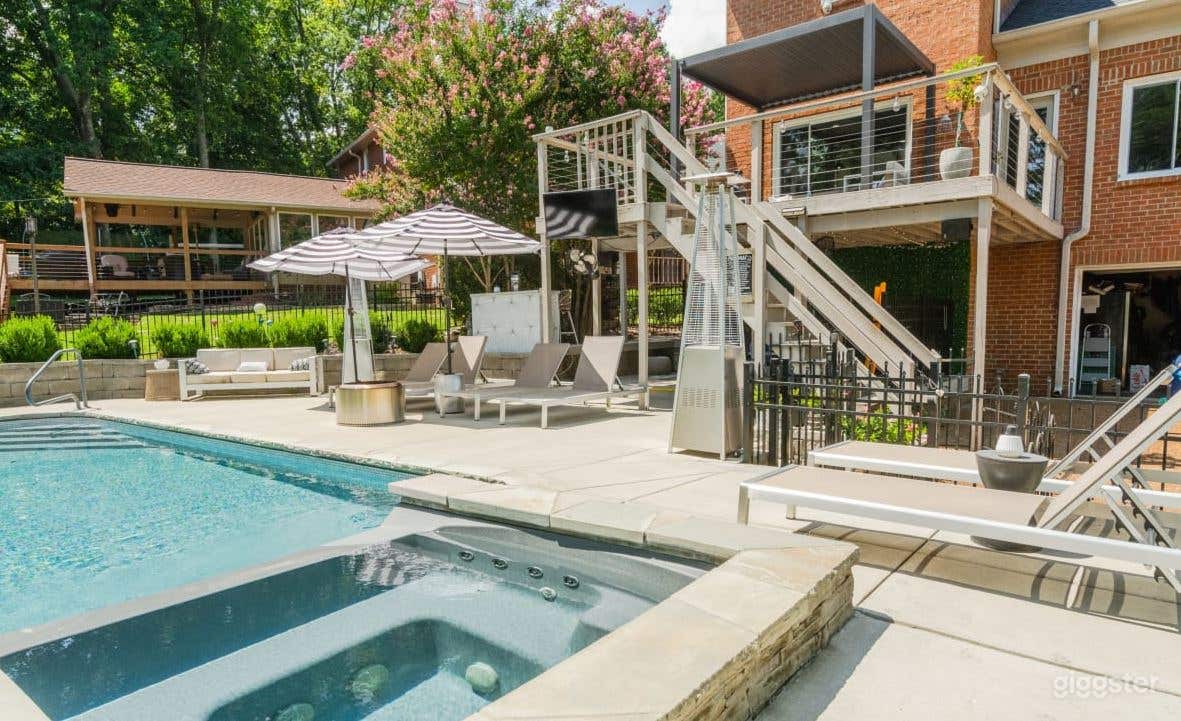 Stunning Pool &amp; Hot Tub Overlooking the Lake Photo 2