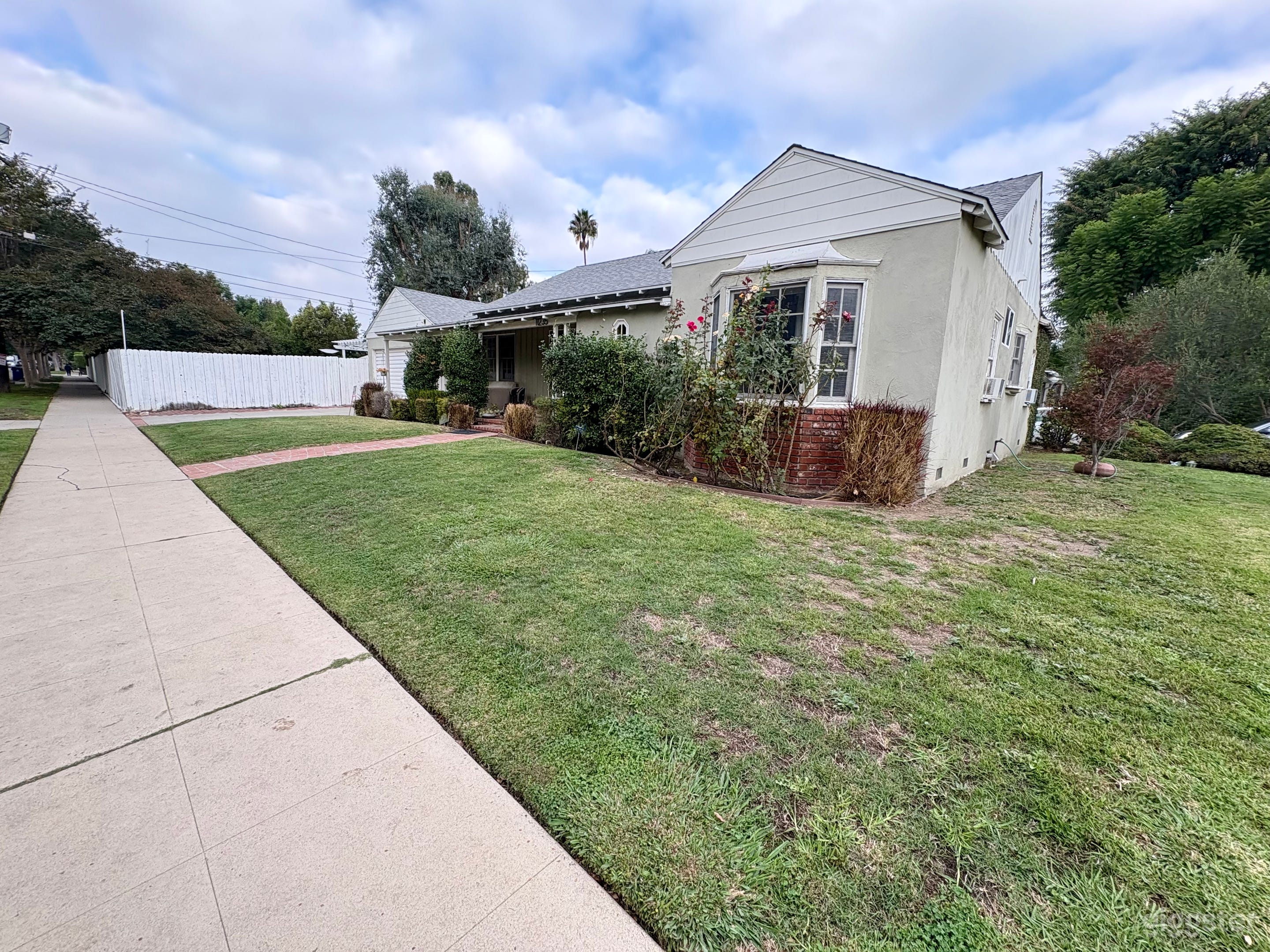 Spacious Yard, Driveway, Side Yard in Studio City Photo 4