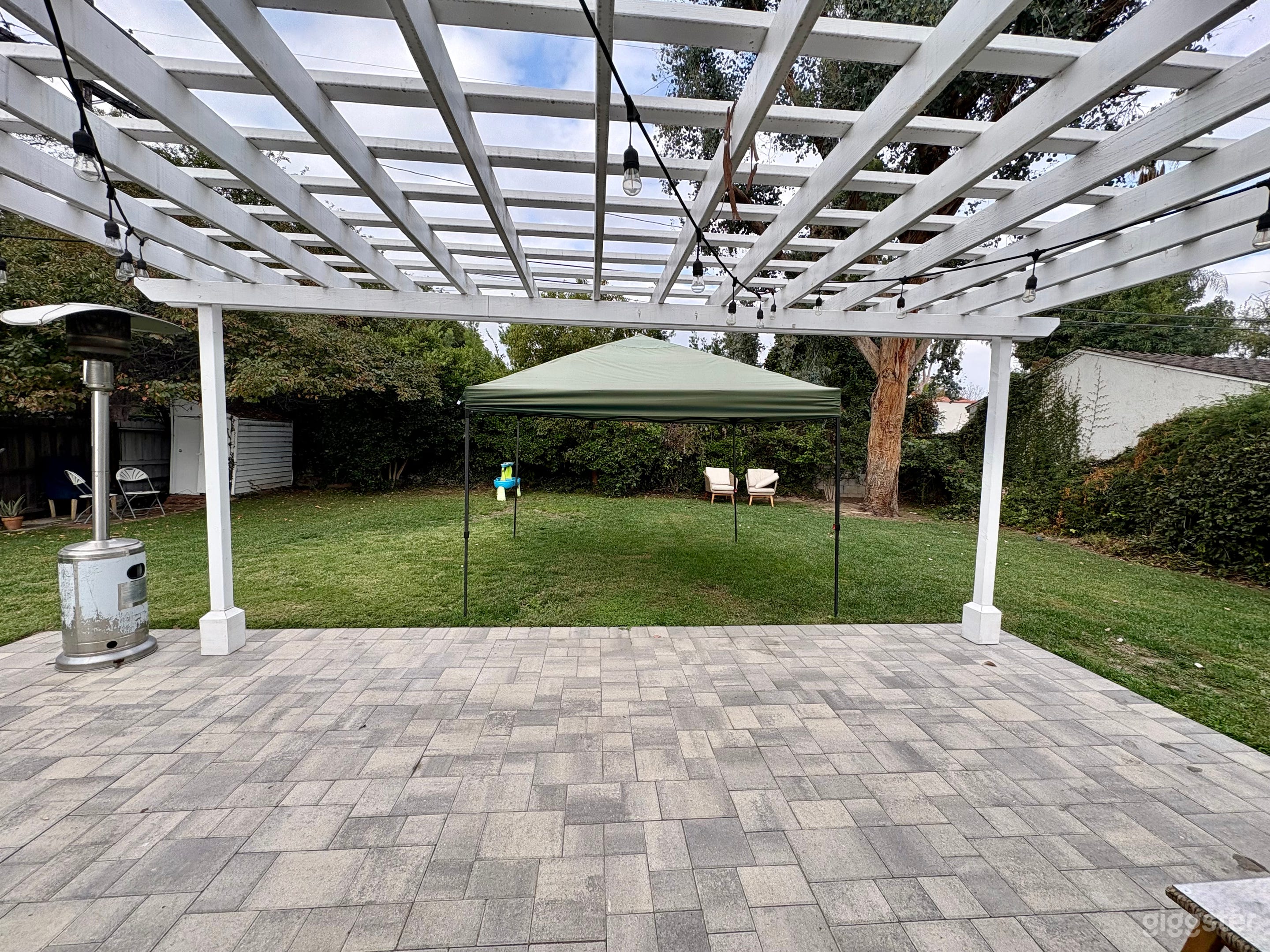 Spacious Yard, Driveway, Side Yard in Studio City Photo 3