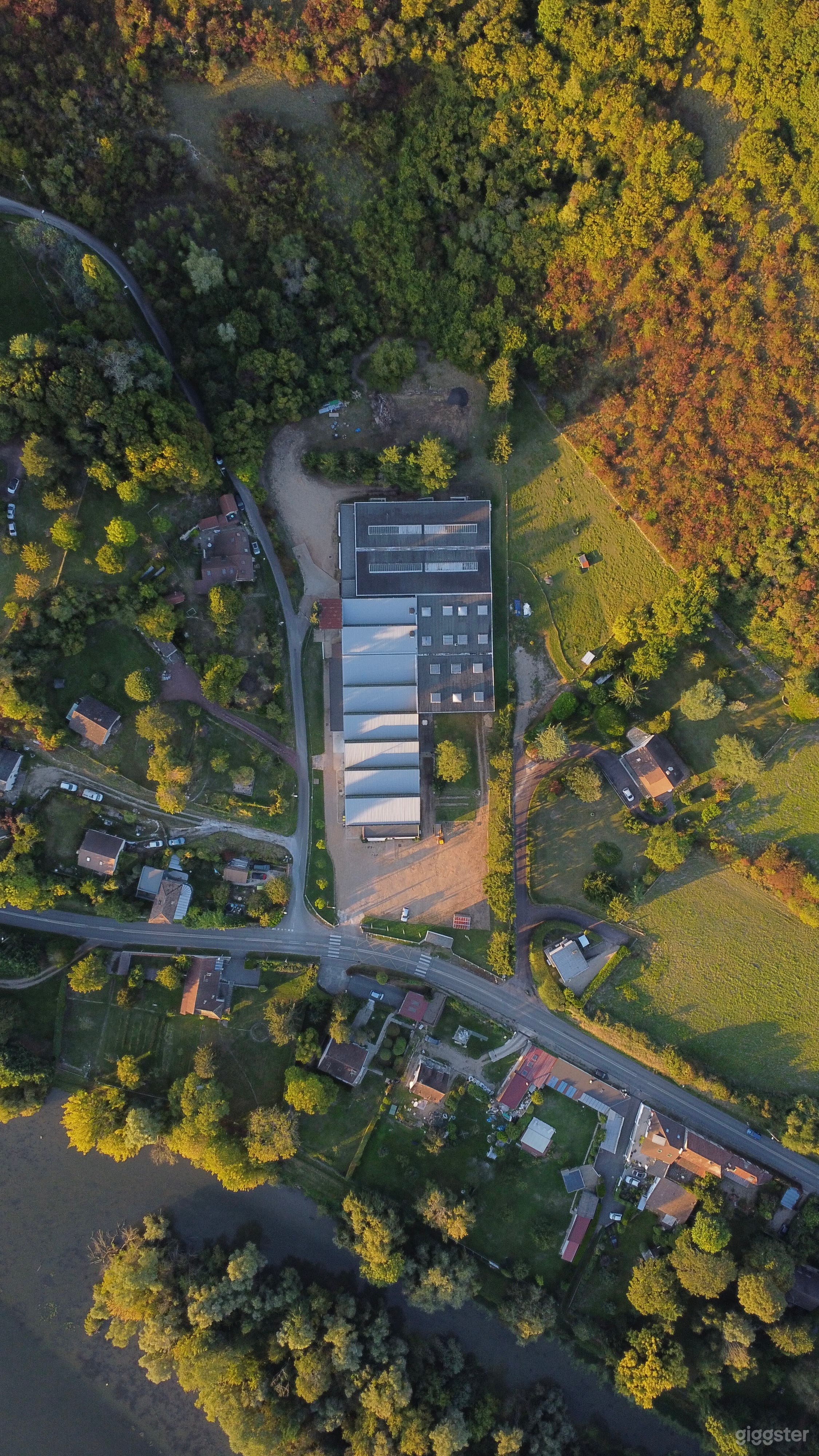 Friche industrielle de 3 800m² à moins d'une heure de Paris Photo 1
