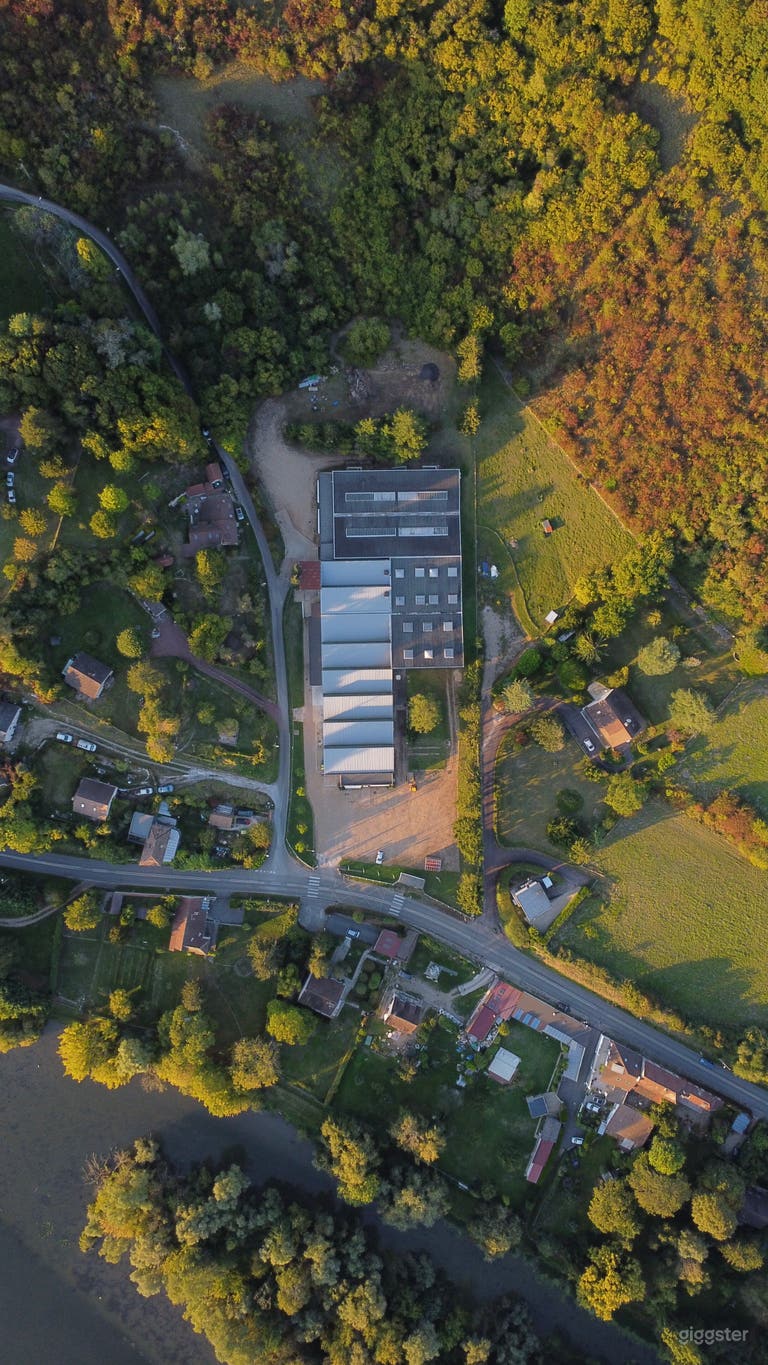  Friche industrielle de 3 800m² à moins d'une heure de Paris 