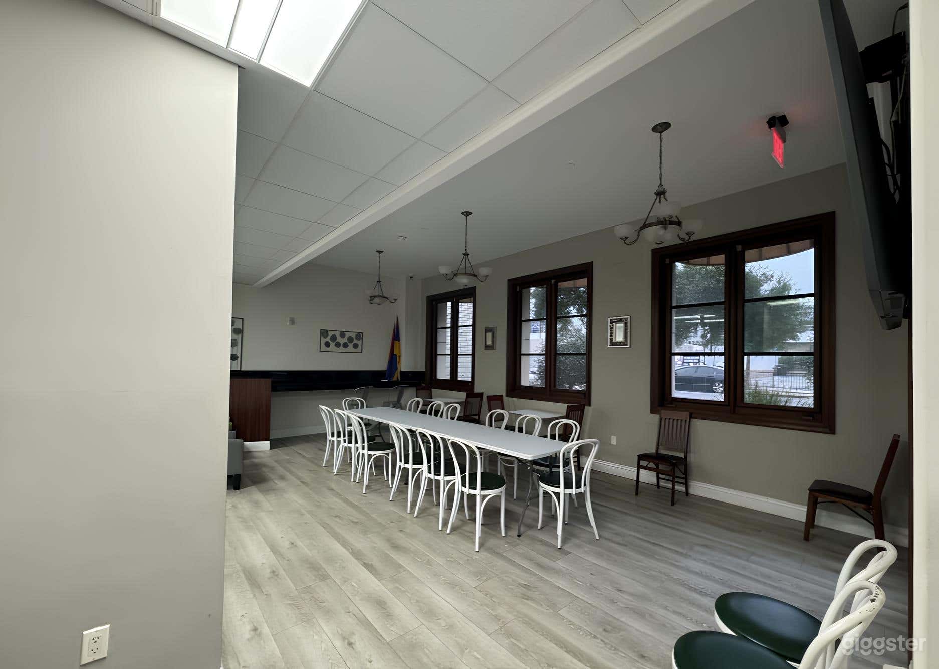 Meeting Room with Glass Panel for Productions Photo 3