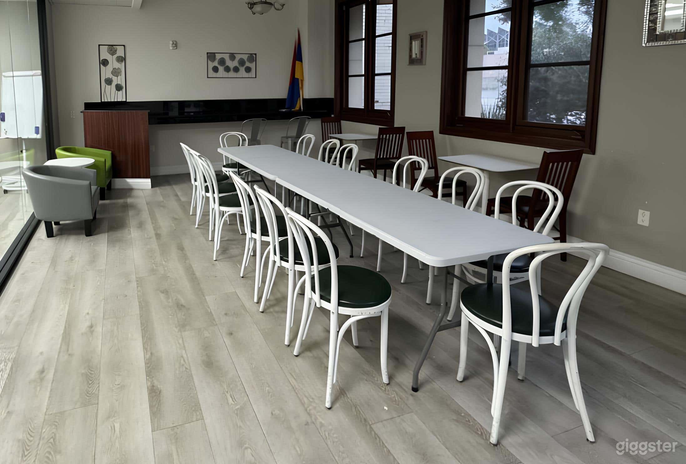 Meeting Room with Glass Panel for Productions Photo 2