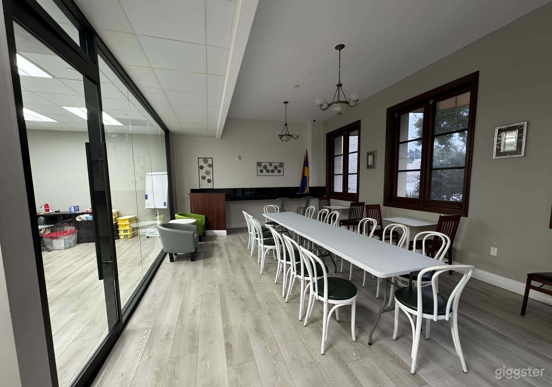 Meeting Room with Glass Panel for Productions Photo 1