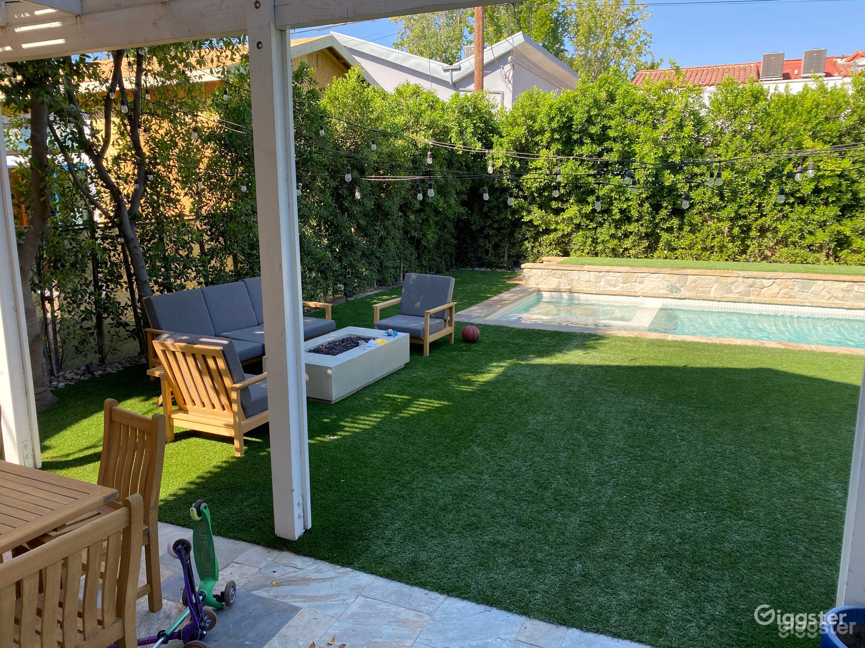 A secluded gorgeous backyard  pool in Studio City Photo 2