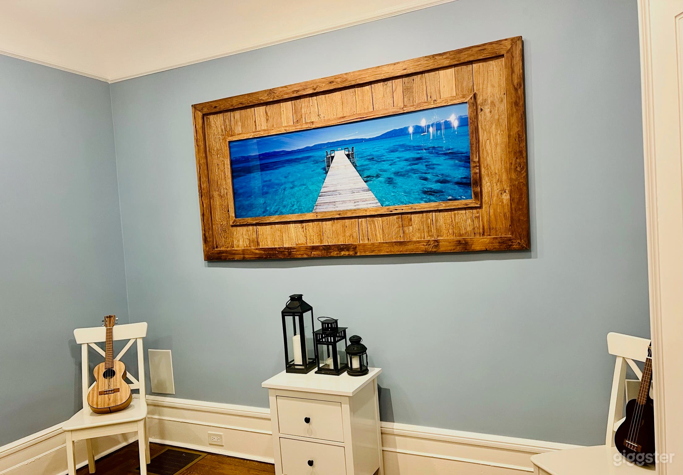 Cheerful, farmhouse/nautical decor throughout