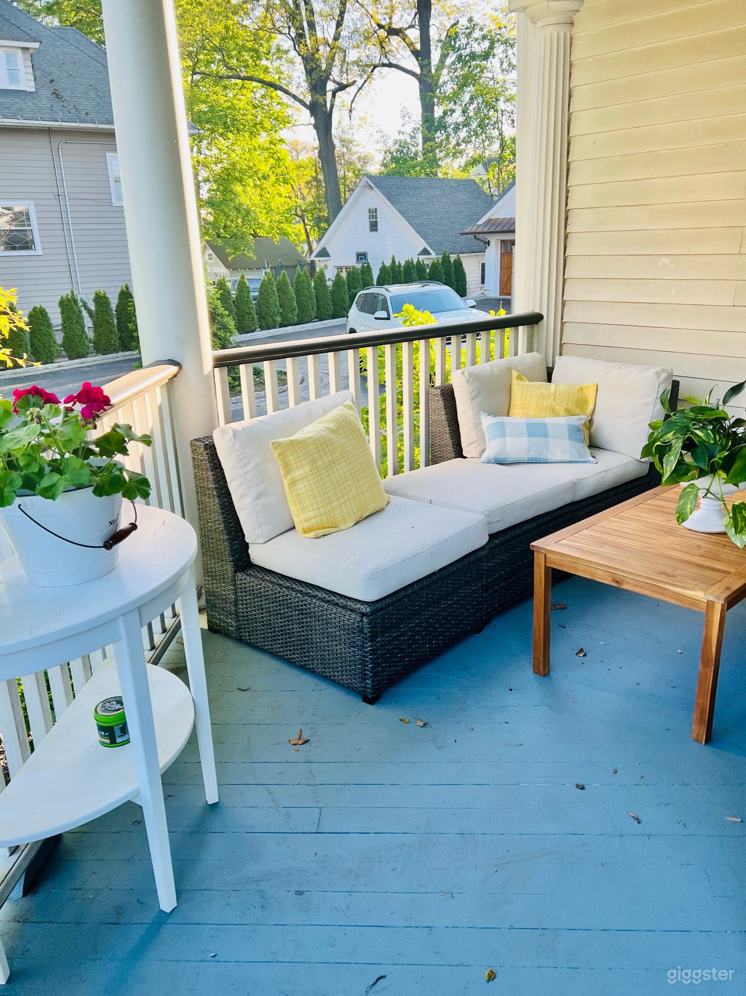 Large white Victorian House w Circular Driveway Photo 4