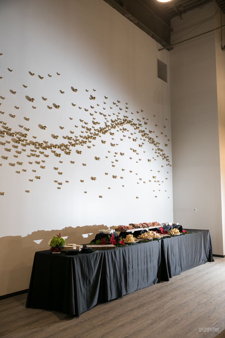  Modern Cafe with natural light & outdoor space 