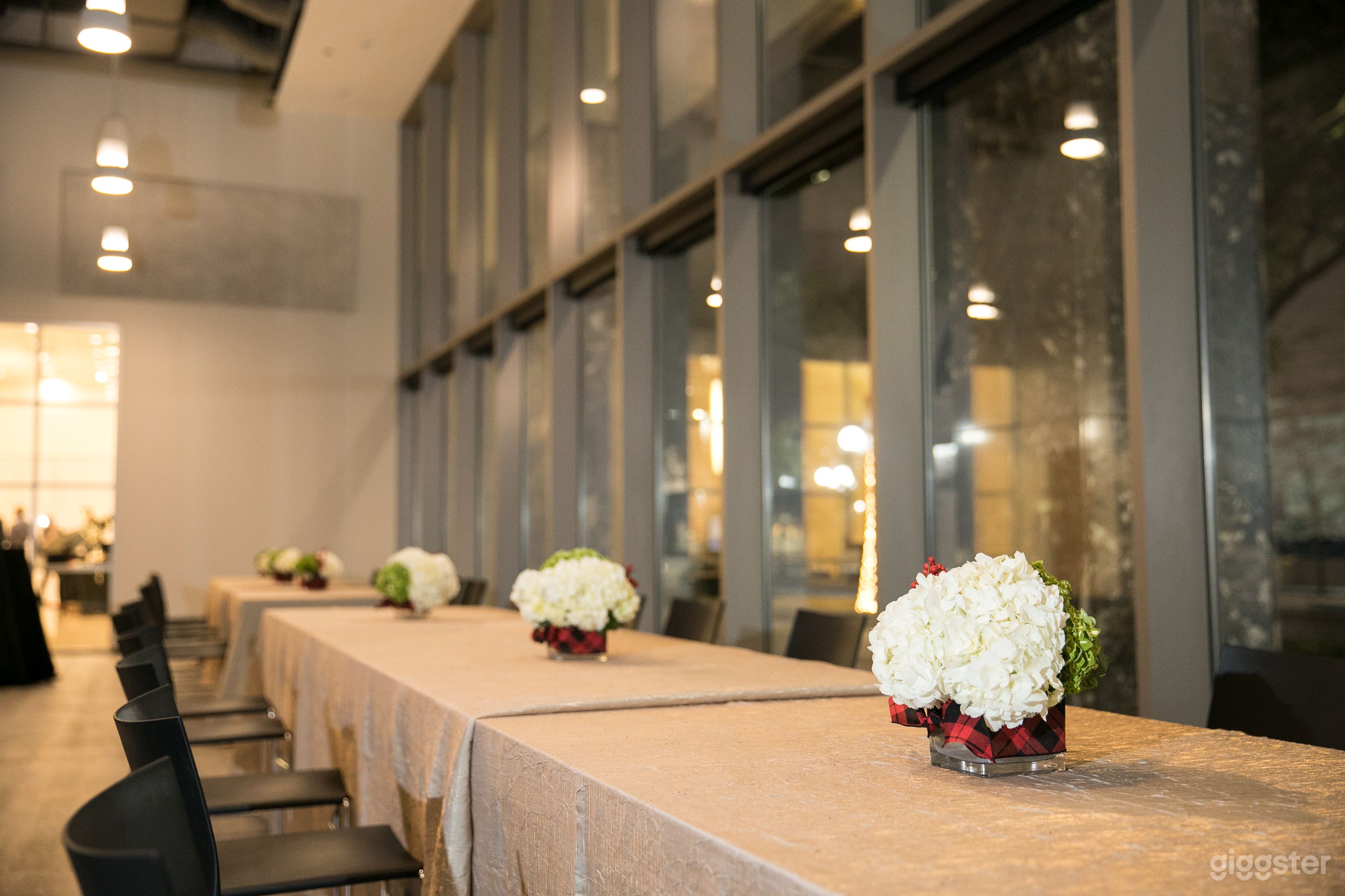 Modern Cafe with natural light &amp; outdoor space Photo 3