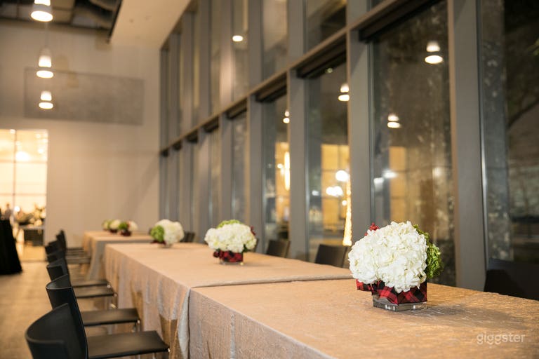  Modern Cafe with natural light & outdoor space 