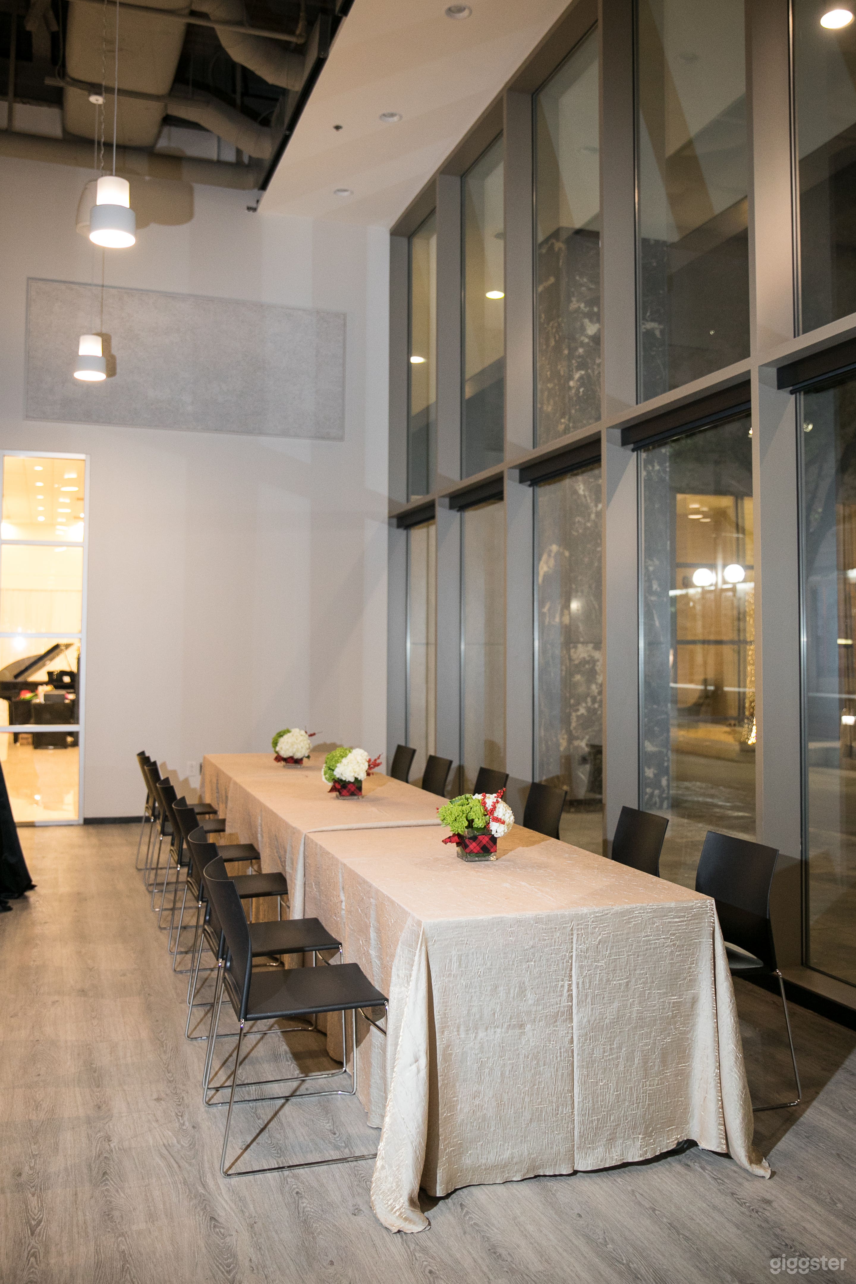 Modern Cafe with natural light &amp; outdoor space Photo 2