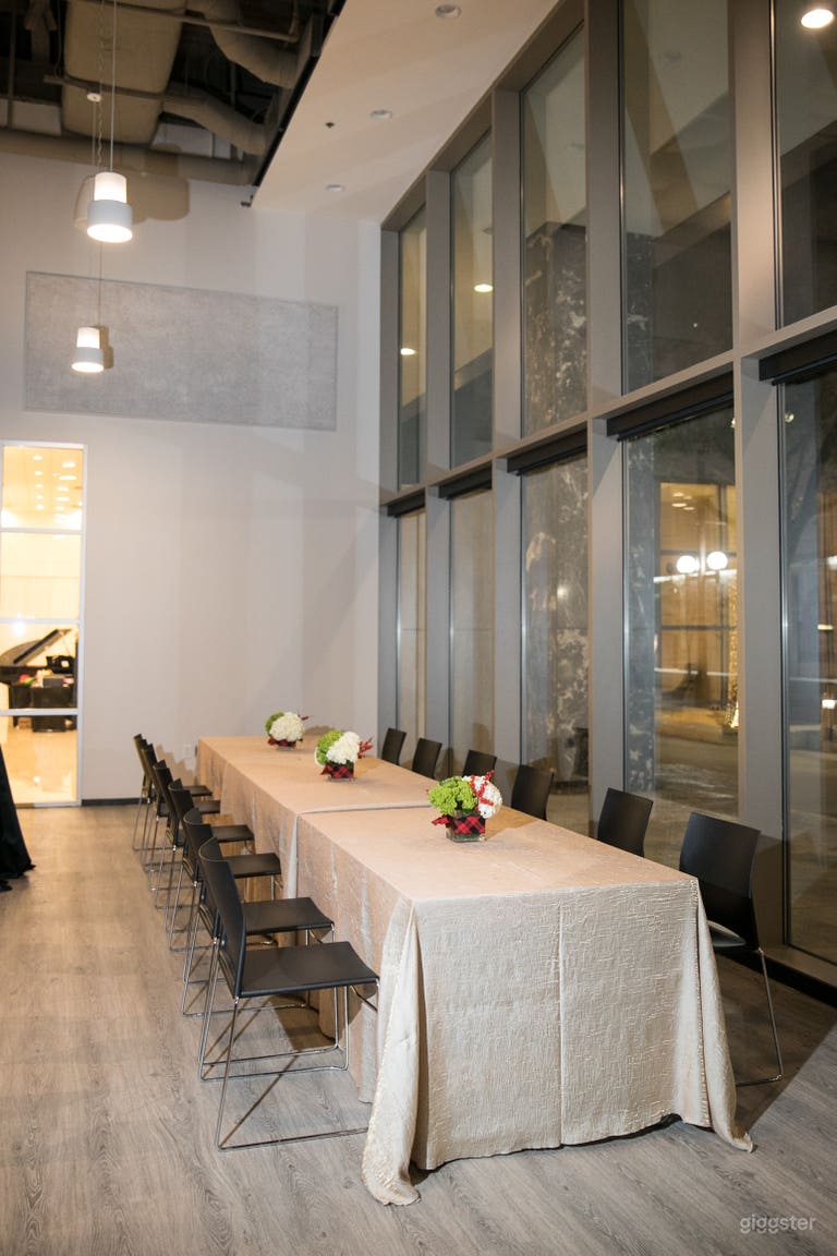  Modern Cafe with natural light & outdoor space 