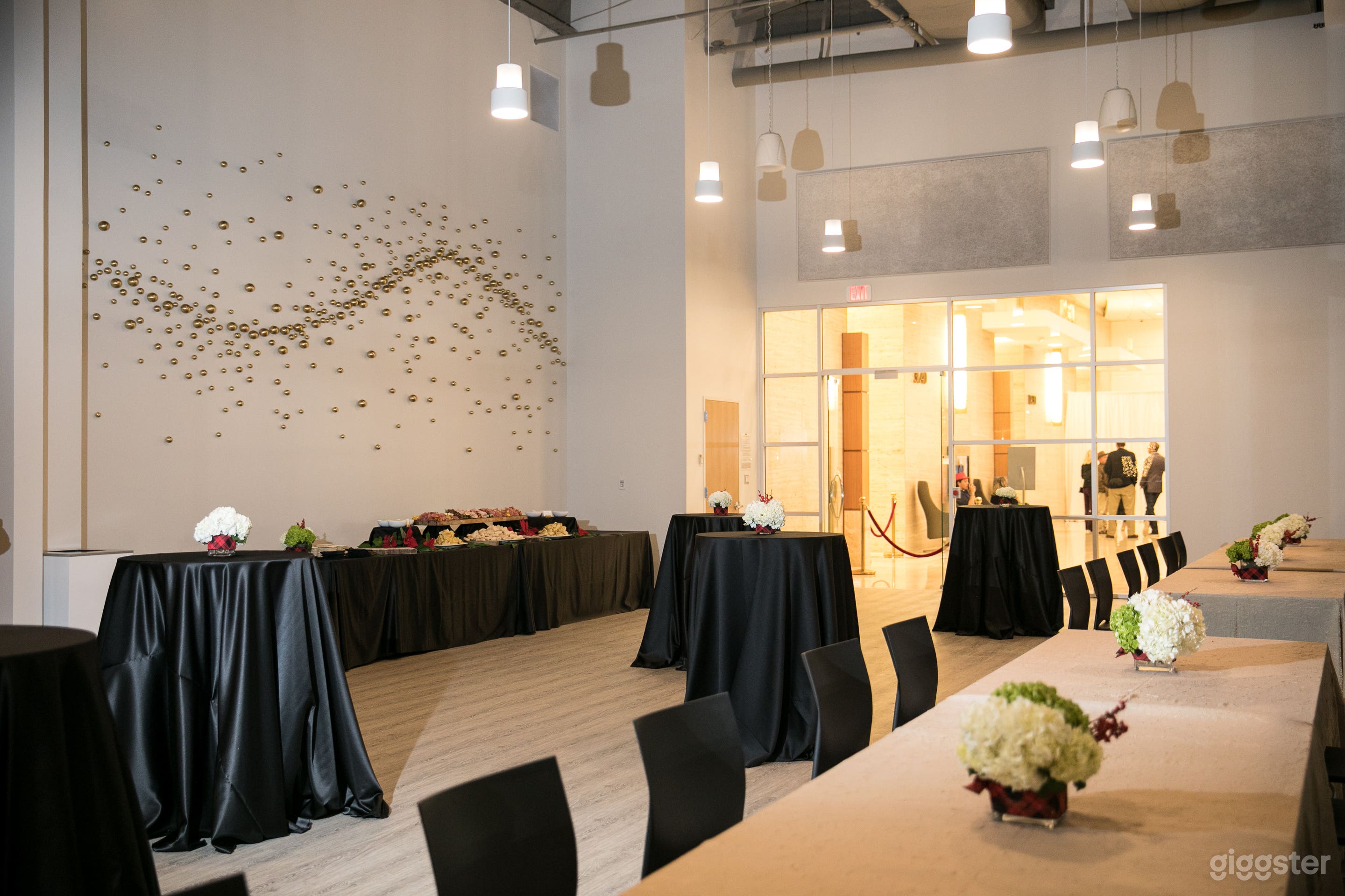 Modern Cafe with natural light &amp; outdoor space Photo 1