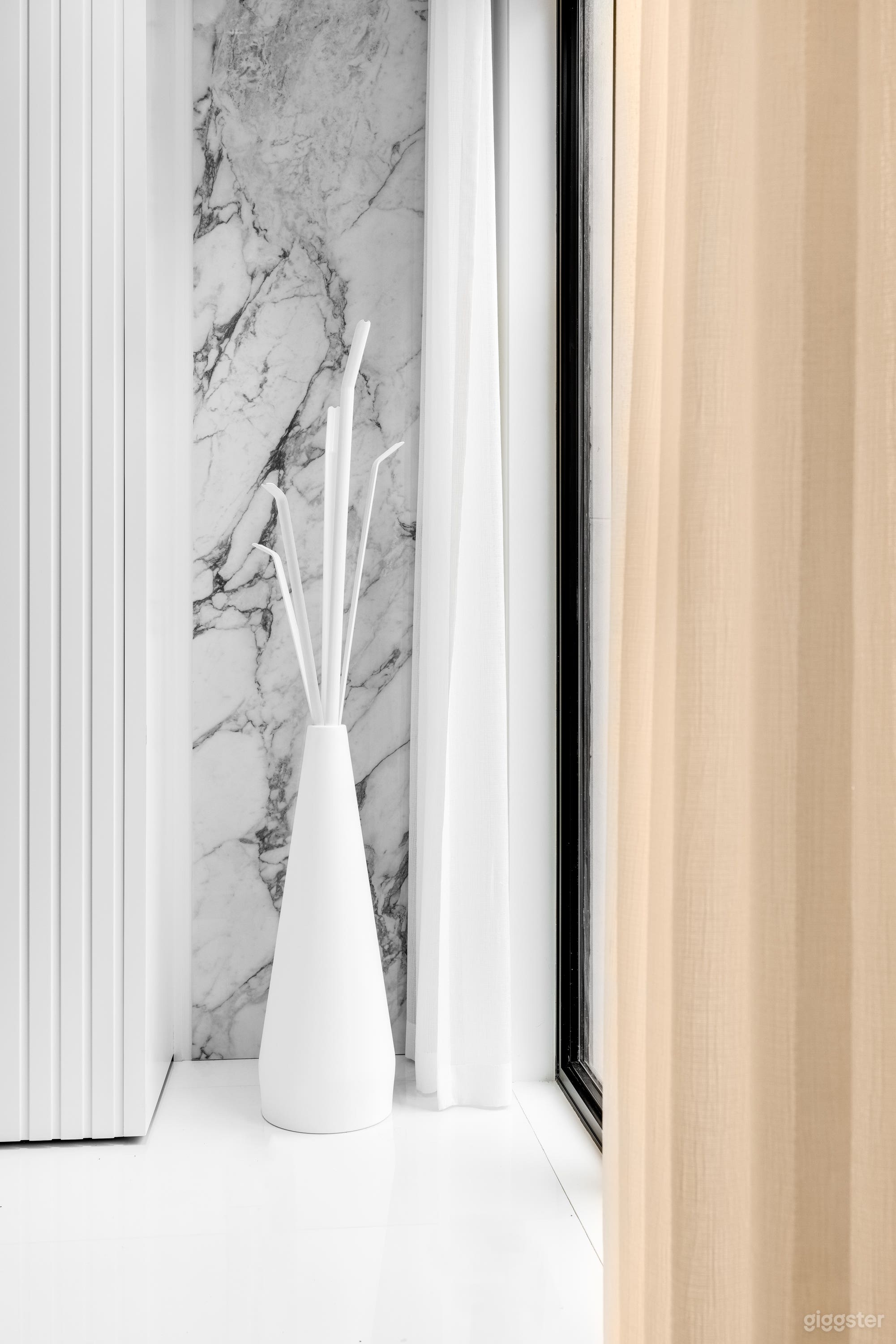 STUNNING Modern + Parisian Style Home in Toronto Photo 3