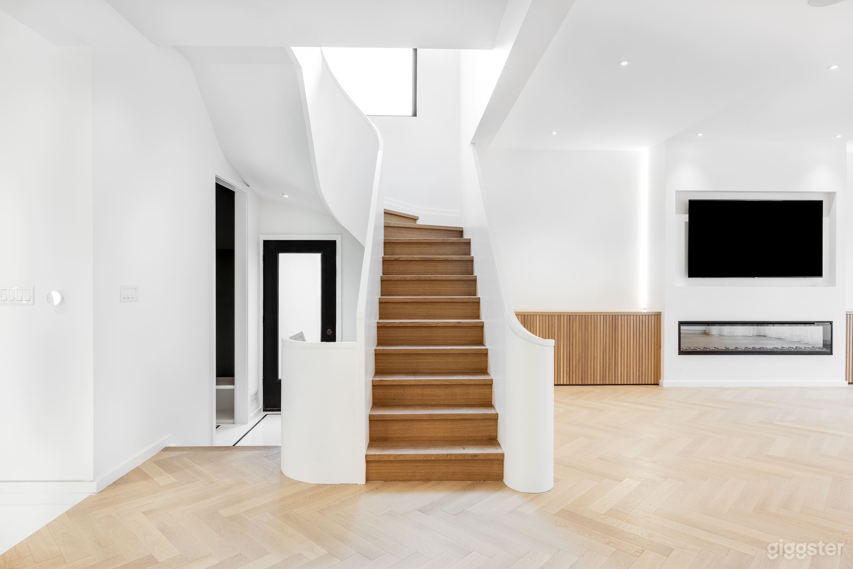 STUNNING Modern + Parisian Style Home in Toronto Photo 1