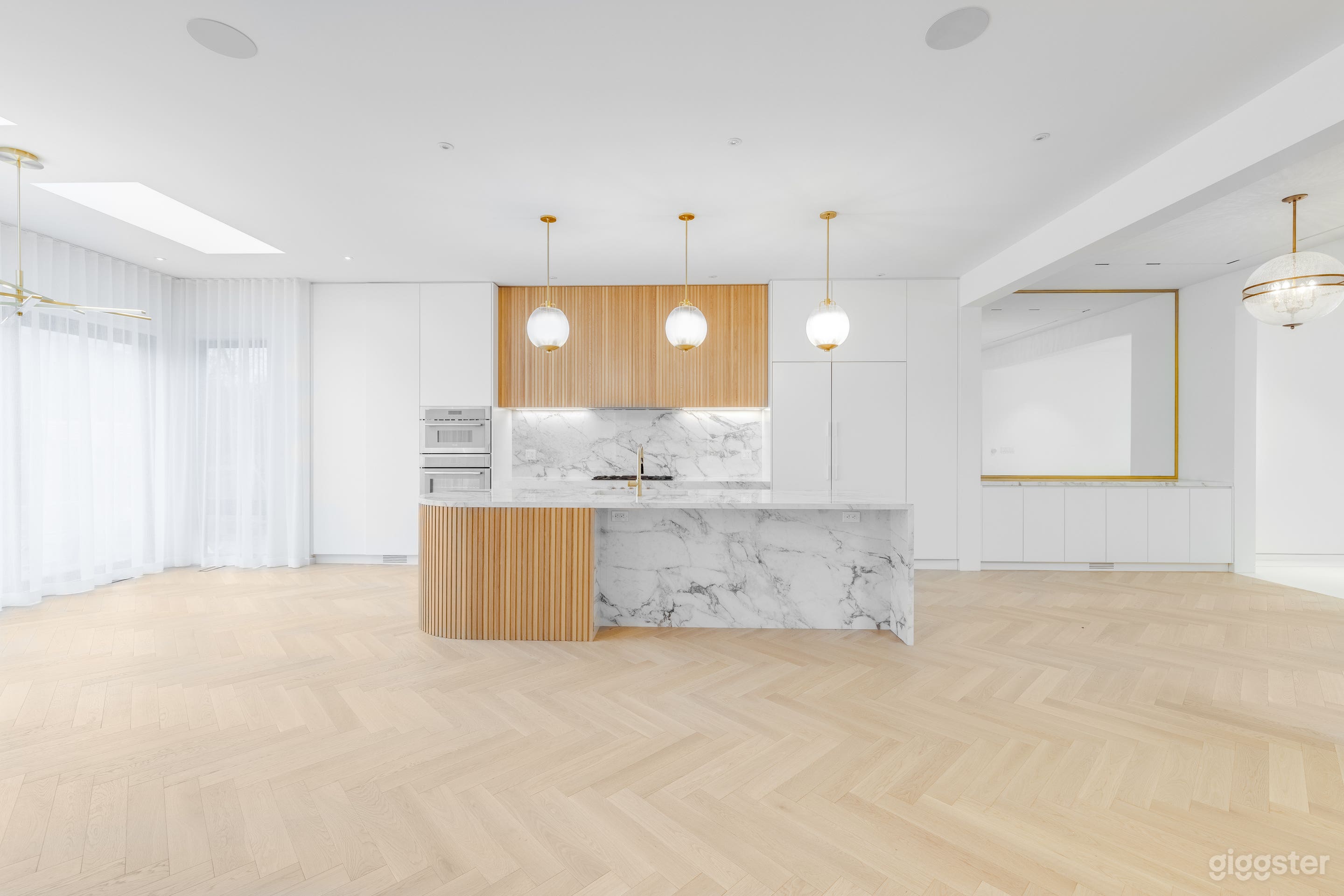 STUNNING Modern + Parisian Style Home in Toronto Photo 2