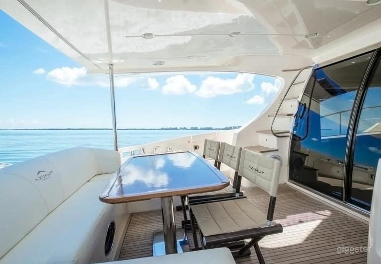  Azimut 70' Exquisite Yacht 