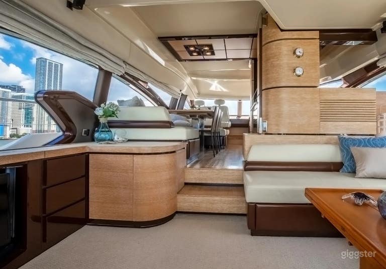  Azimut 70' Exquisite Yacht 