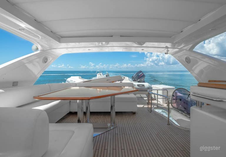  Azimut 70' Exquisite Yacht 