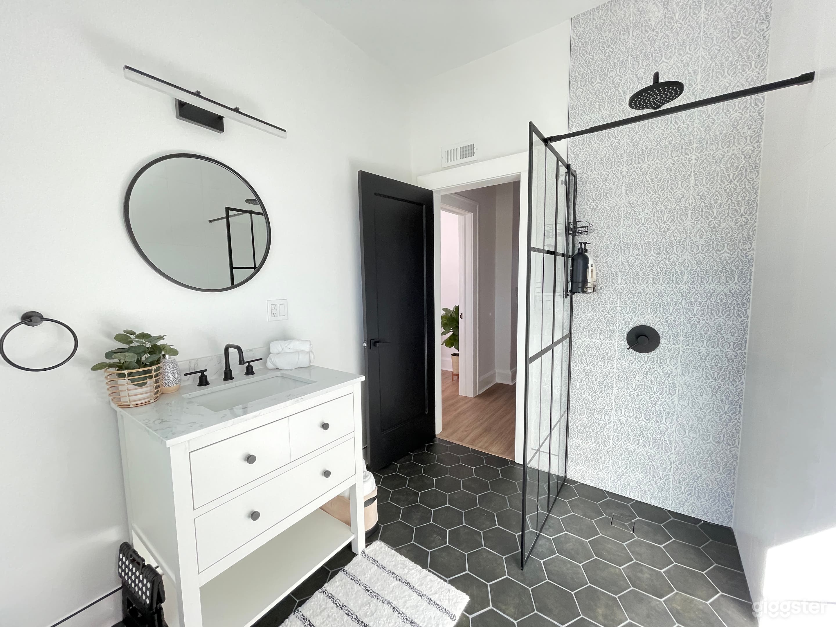 Charming Dutch colonial Home Photo 2