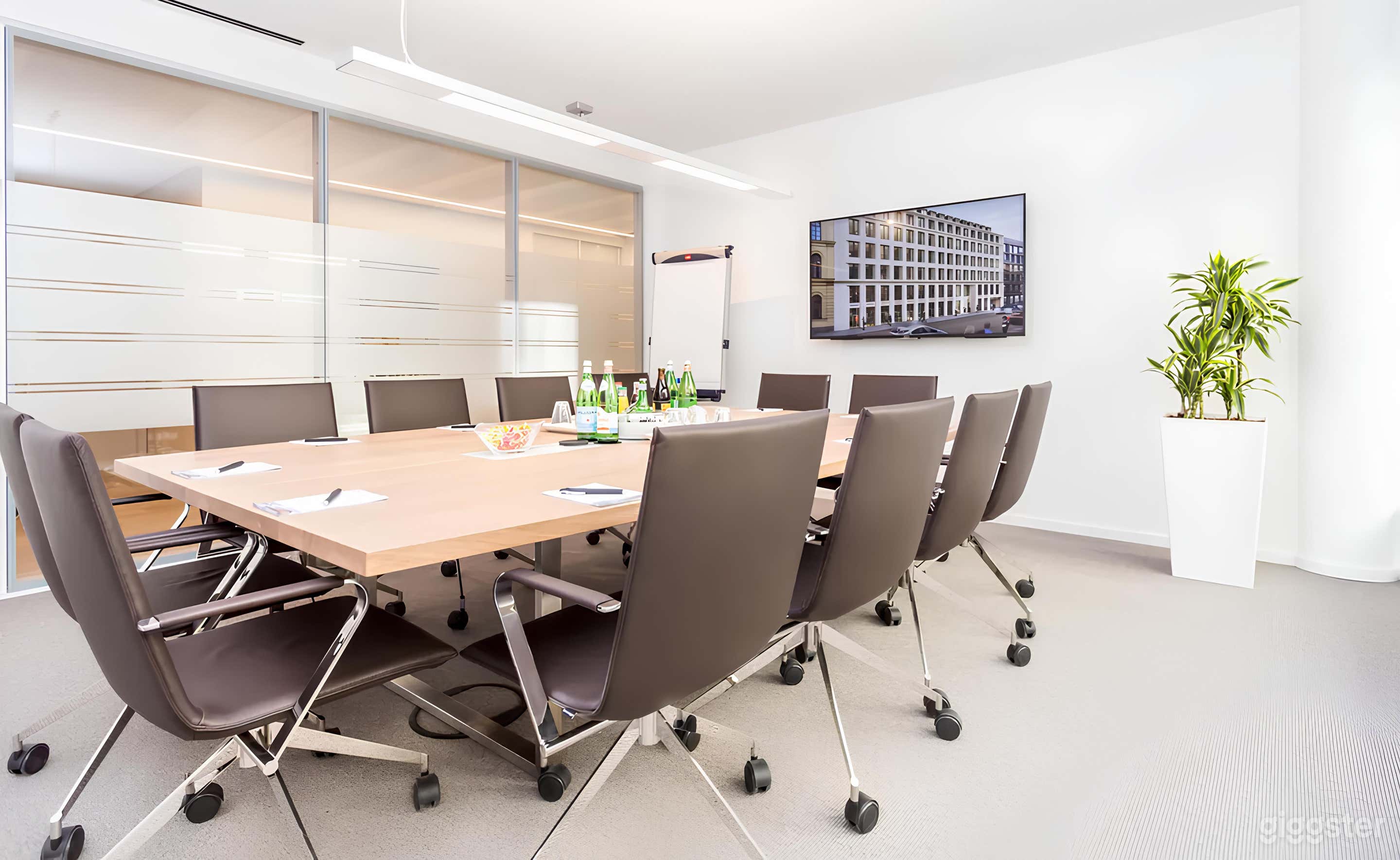 Moderner Meetingraum mit Glaswänden in München Photo 3
