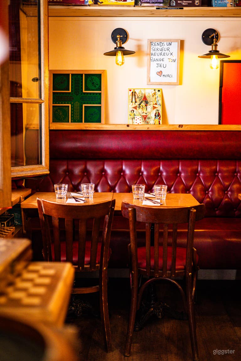  Warmes Restaurant im Pariser Bistro-Stil 