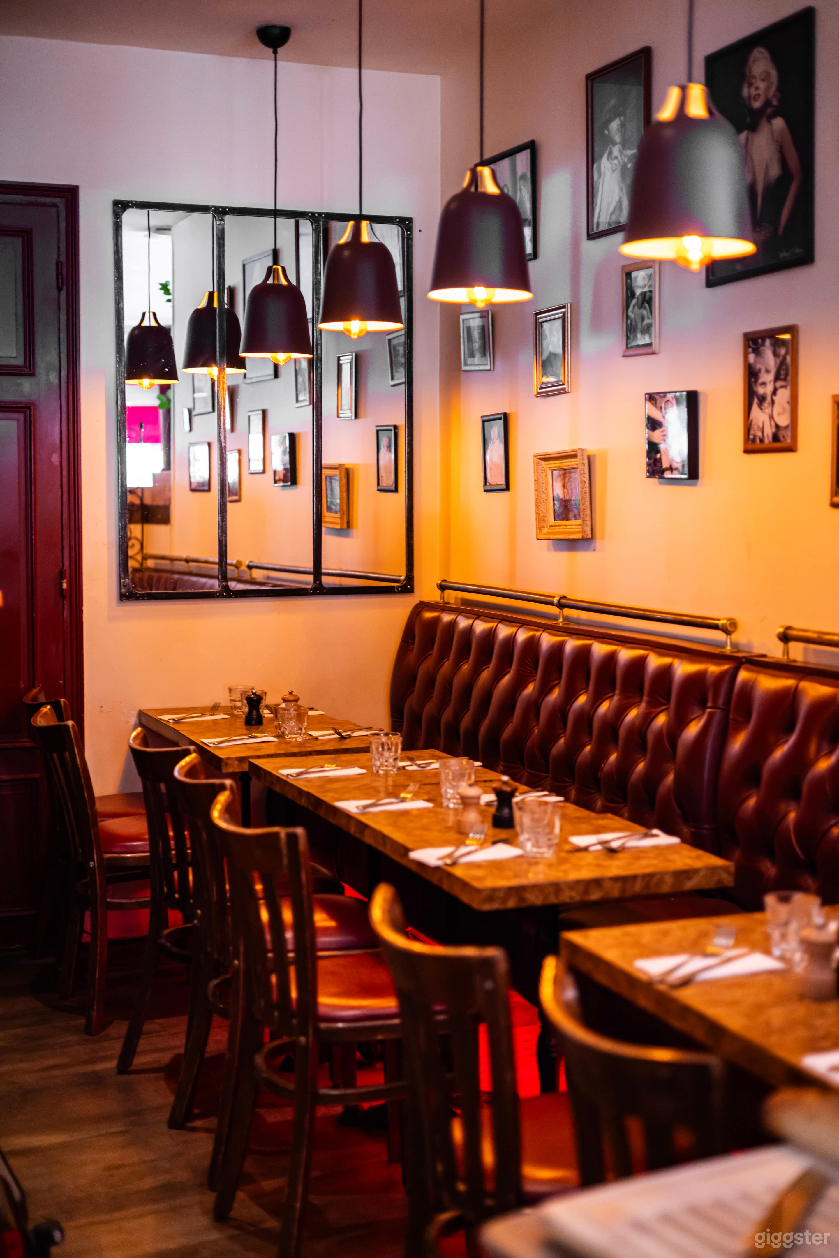 Photo de Warm restaurant in Parisian bistro style 3