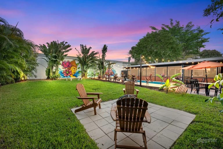  Oasis Colorée dans le Jardin Arrière avec Piscine, Fresques Murales & Espaces Lounge 