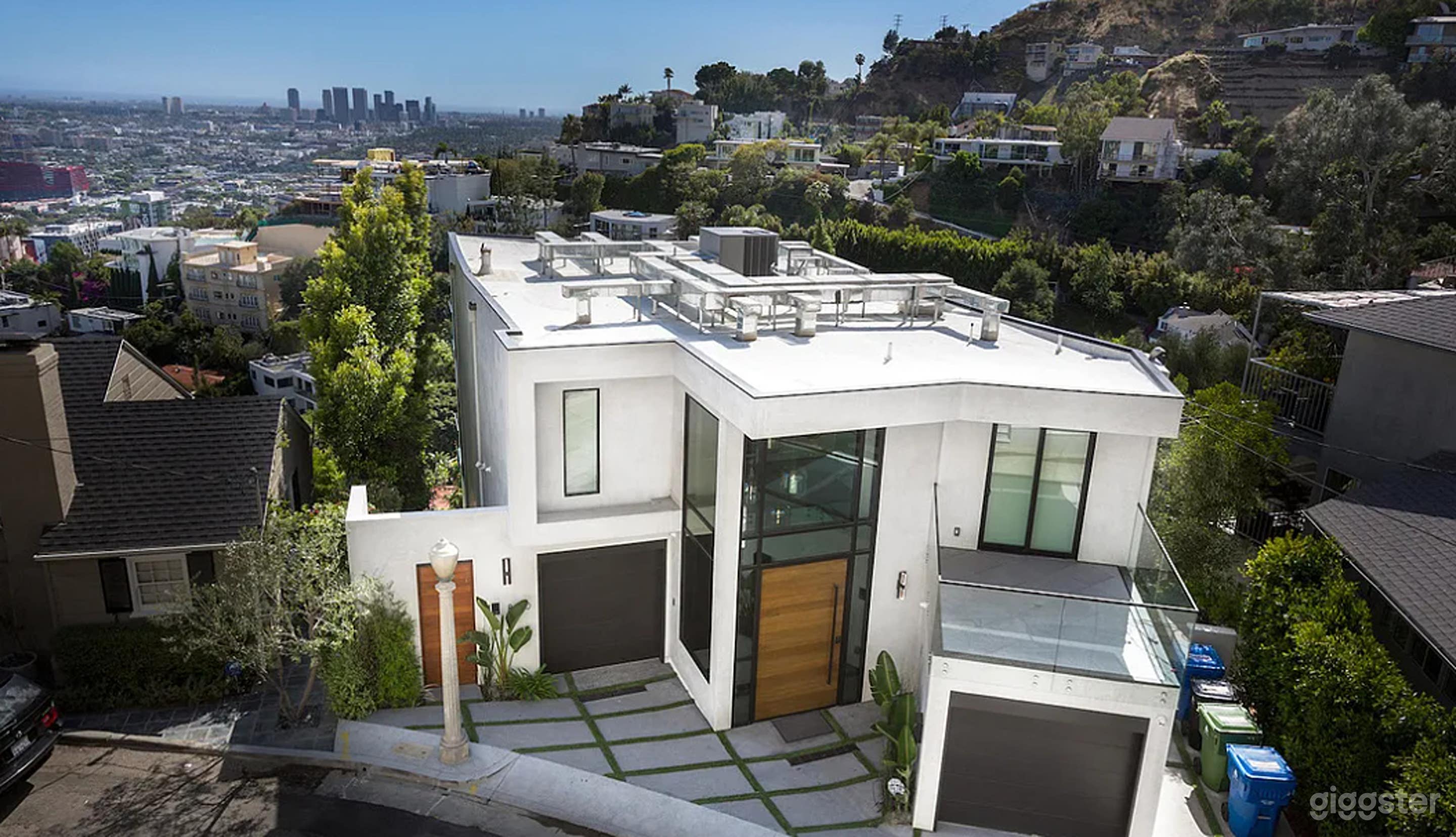 Luxury Hillside Villa with Panoramic Views, Pool & Elegance Photo 1