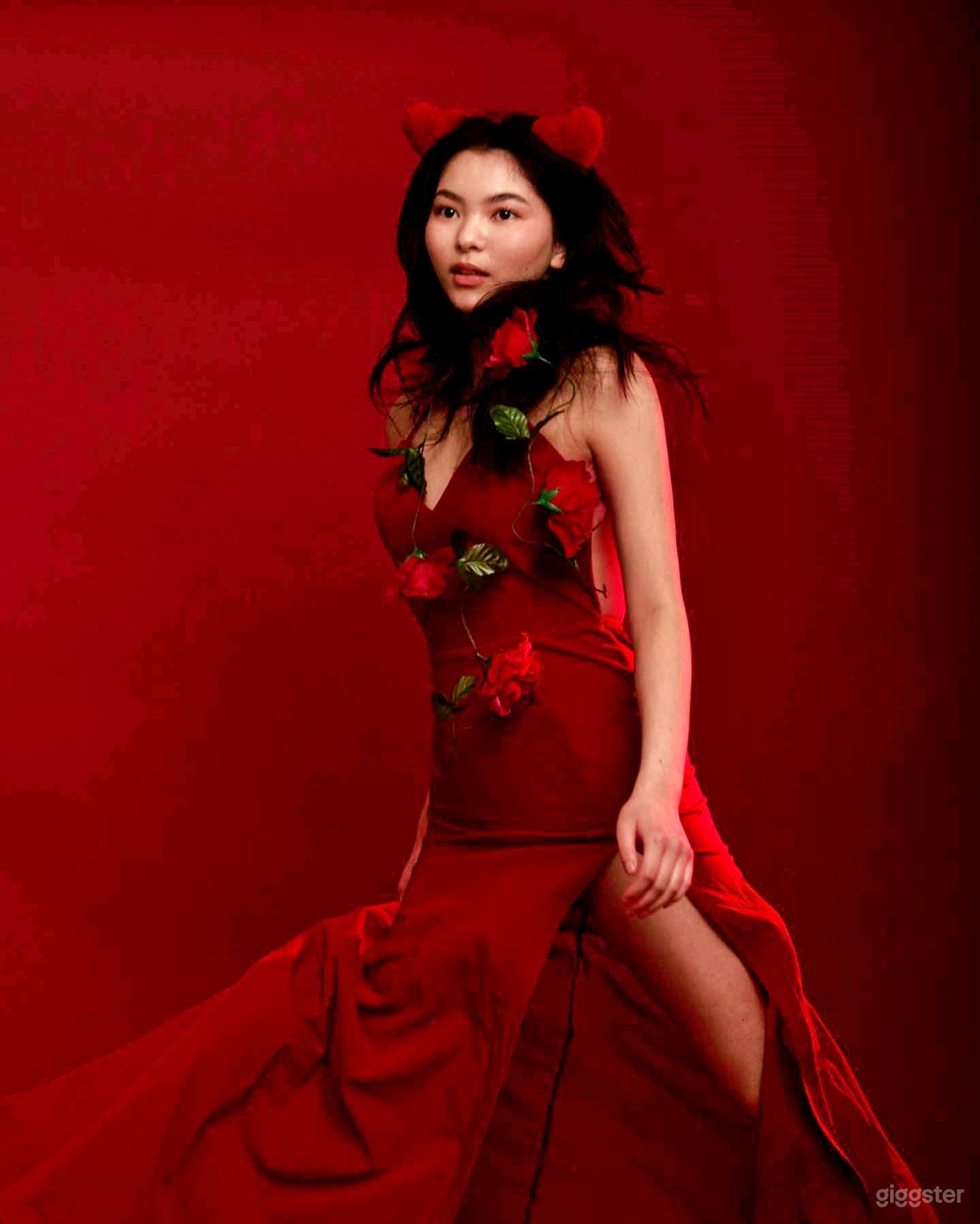 Vibrant Studio Side Room Photo 3