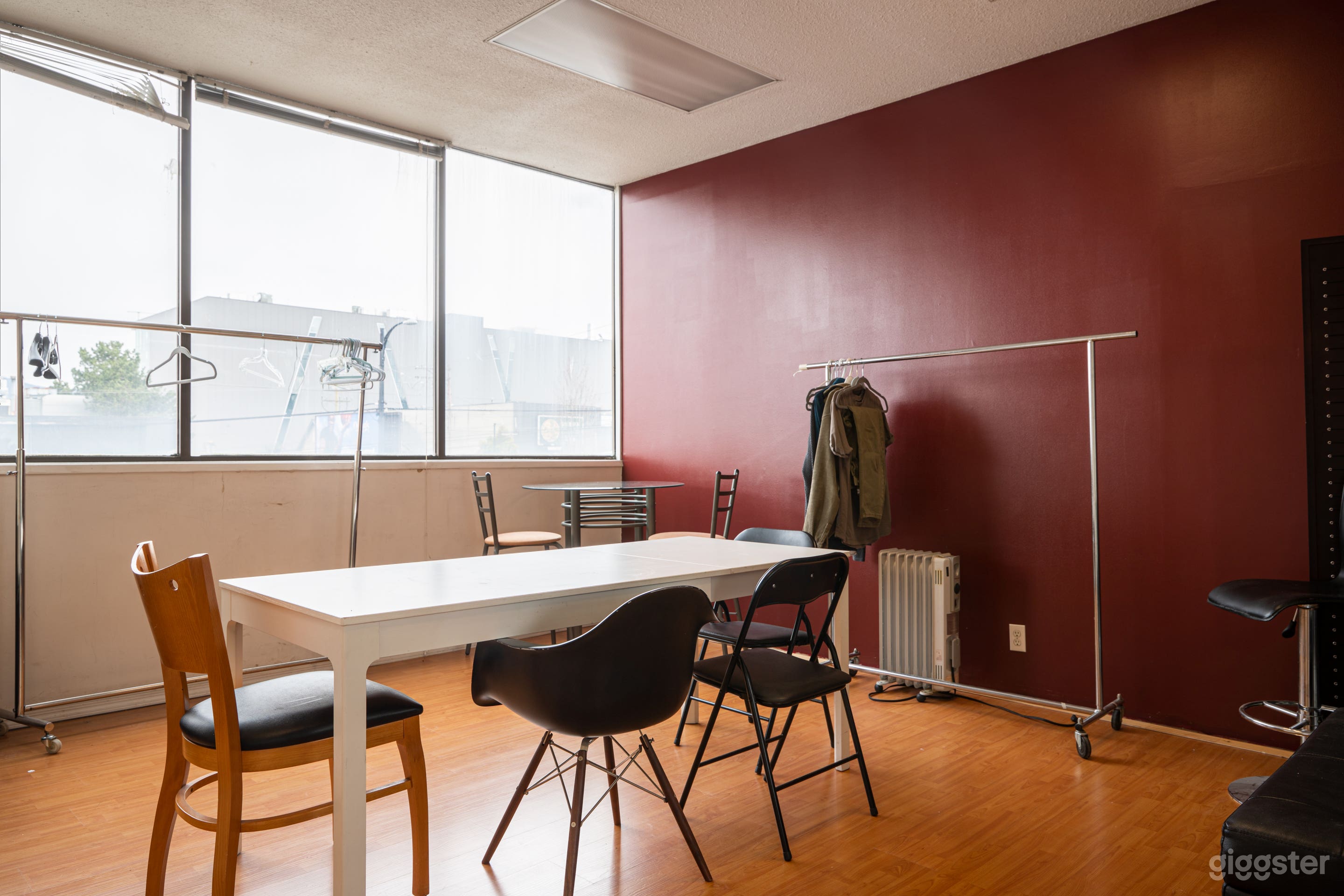 Vibrant Studio Side Room Photo 1