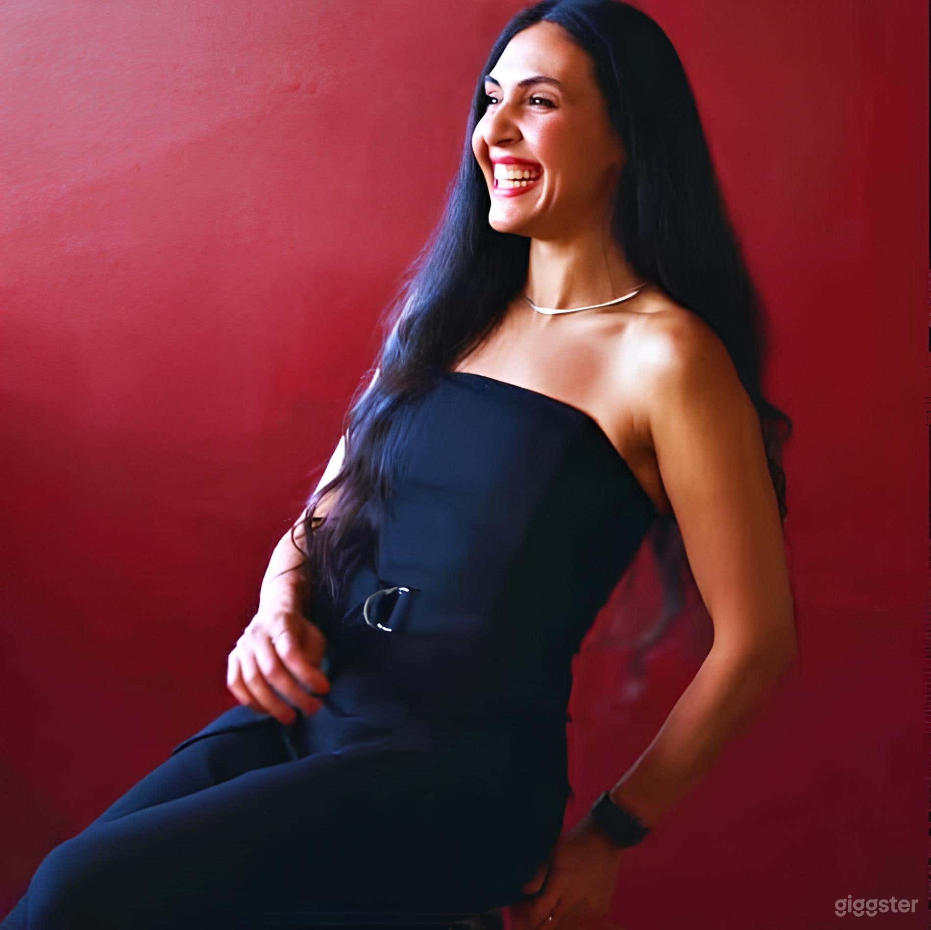 Vibrant Studio Side Room Photo 2