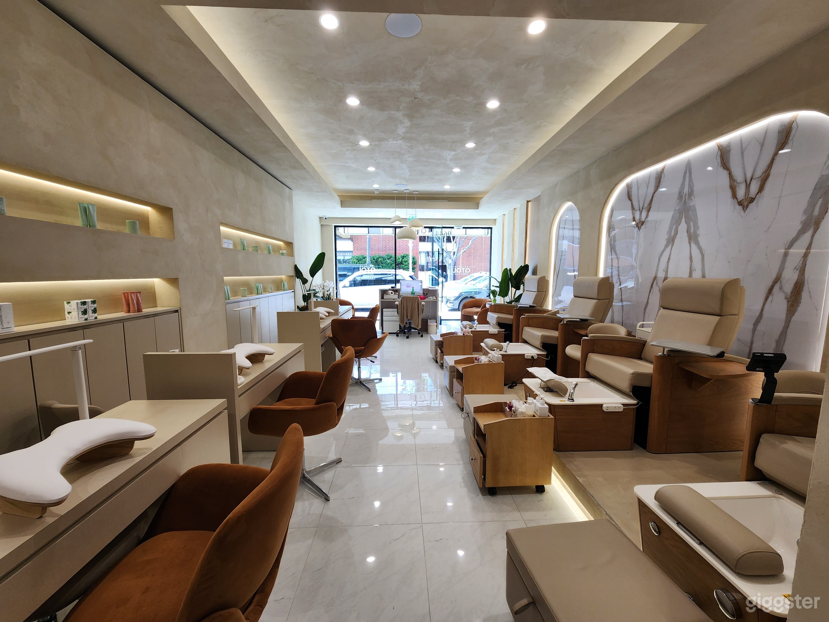 Luxury nail salon in Beverly Hills Photo 1