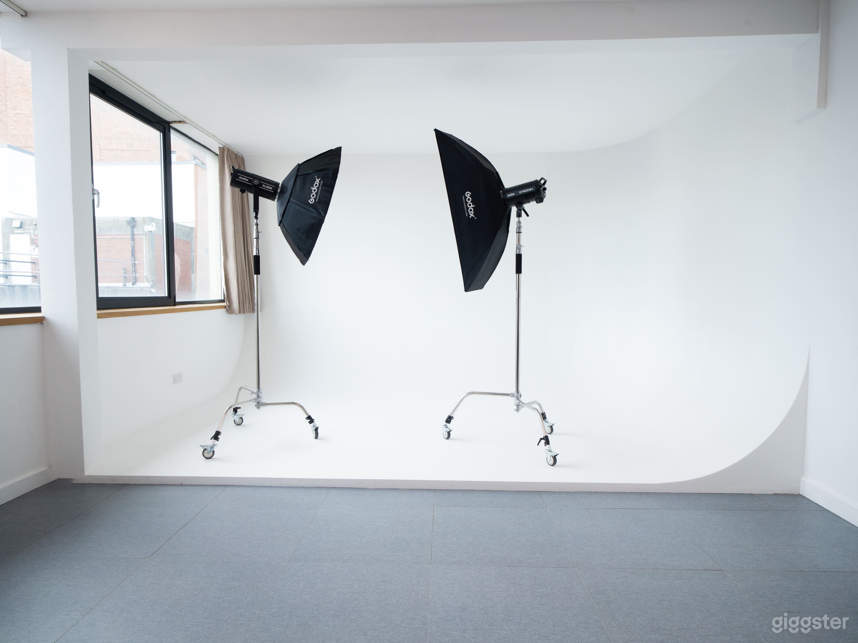 Natural Light White Cyc Studio – Studio 1 Photo 1